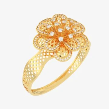 Gold filigree ring with a crystal flower